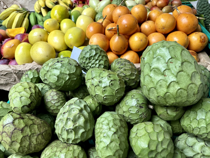 Rijpe anona tijdens een lokale landbouwmarkt op Madeira