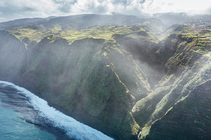 Wolken rond de bergen van Madeira tijdens wisselvallig aprilweer