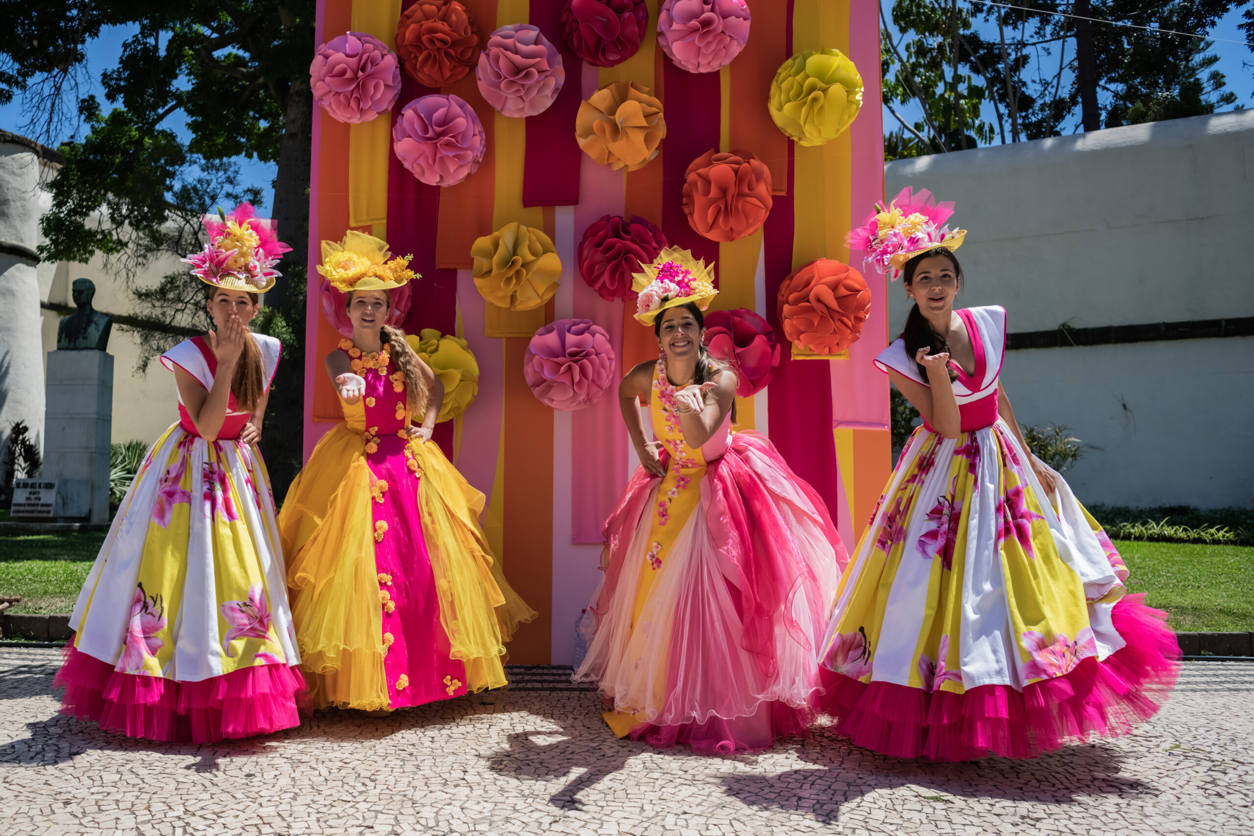 Dansers en bloemen tijdens het Bloemenfestival in Funchal