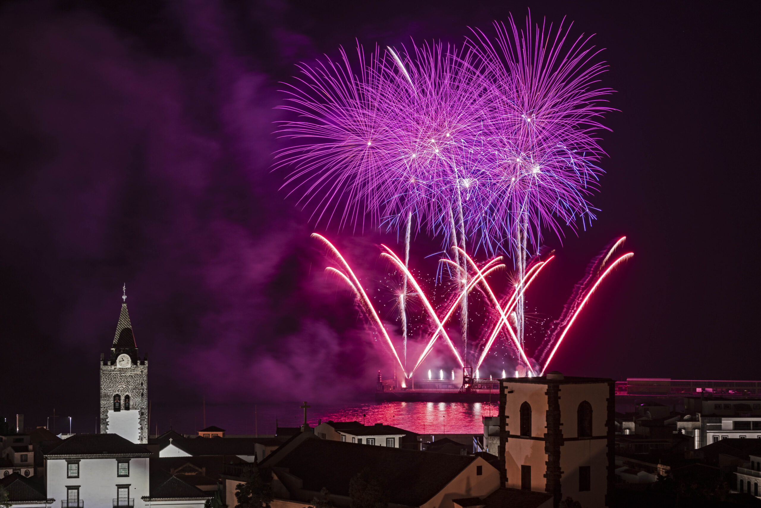 Vuurwerk boven de baai van Funchal tijdens het Atlantisch Festival in juni