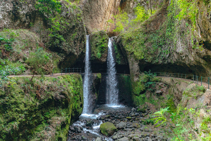 Wandelen langs een groene levada op Madeira in juni