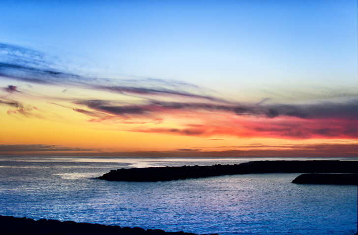Zonsondergang boven de Atlantische Oceaan bij Calheta in juni