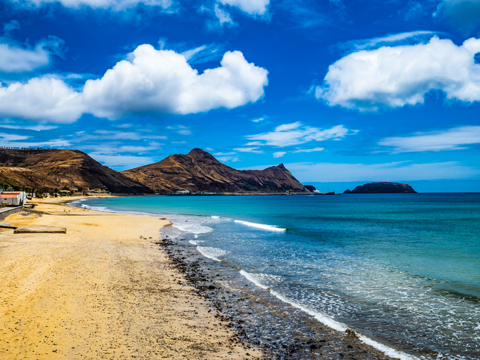 Het lange goudkleurige zandstrand van Porto Santo in juni