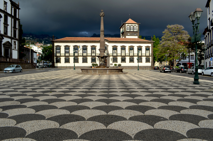 Historische straat in Funchal tijdens een korte regenbui in juni