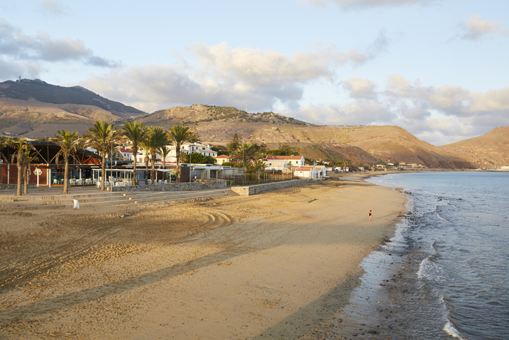 Zonnige stranddag tijdens een reis naar Madeira in juni