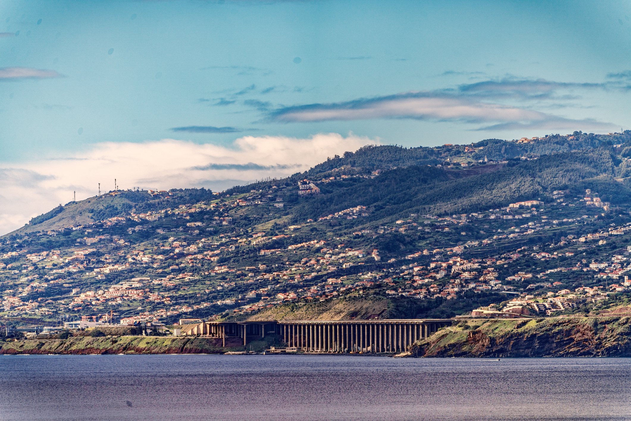 Panoramisch uitzicht bij aankomst op Madeira in juli
