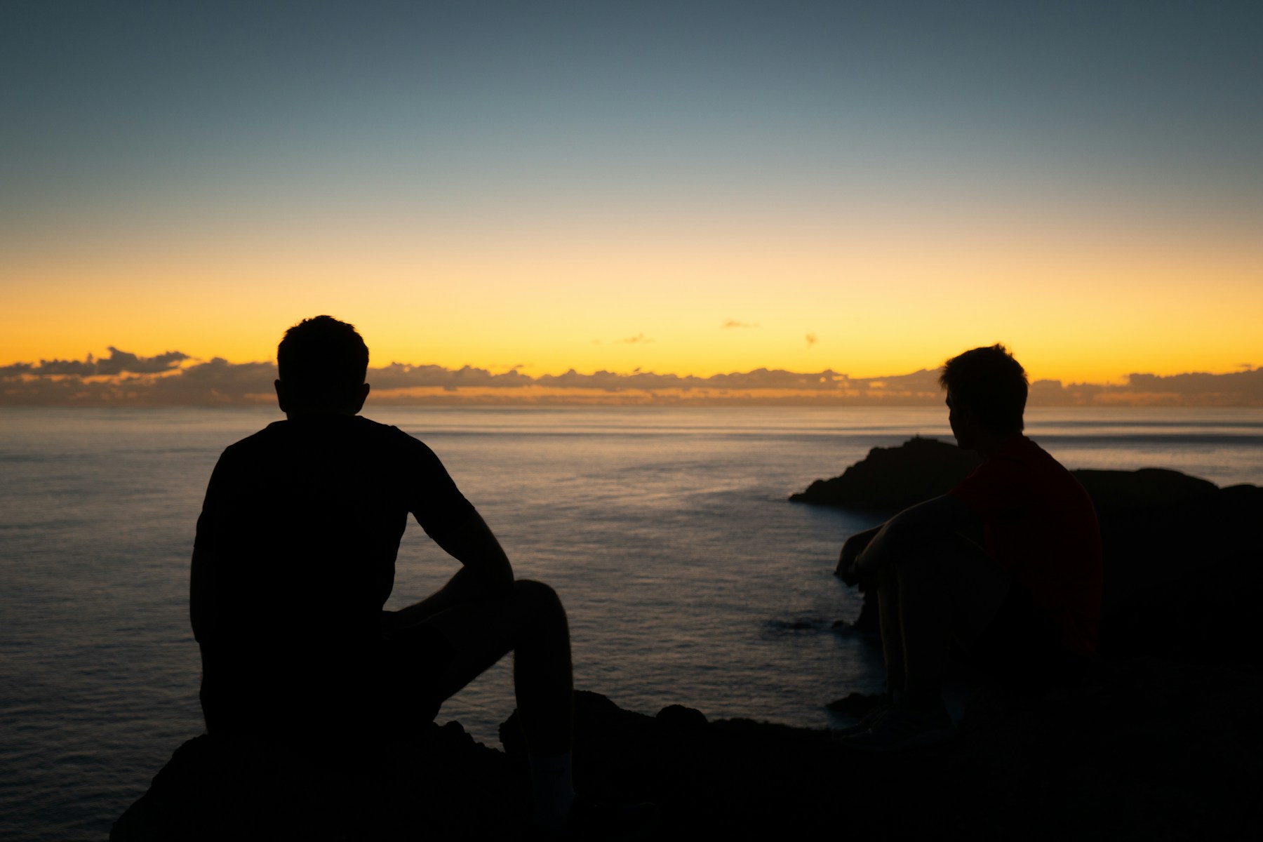 Stel samen op een klif tijdens de zonsondergang op Madeira
